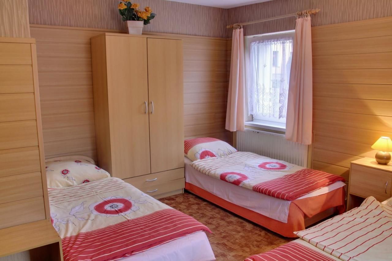 Отели типа «постель и завтрак» Hotelik pod Dębem Еленя-Гура - Ягнёнткув-14
