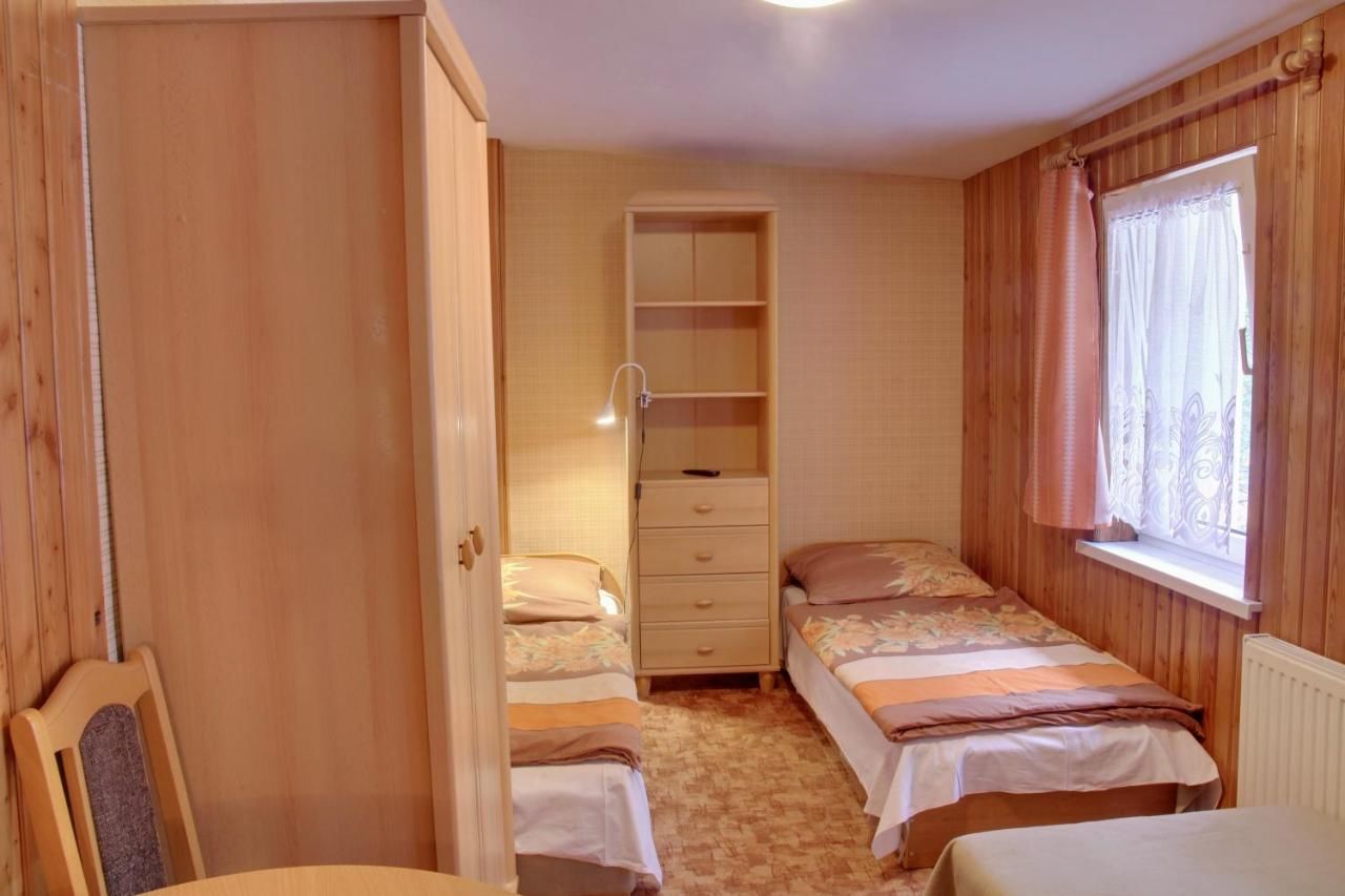 Отели типа «постель и завтрак» Hotelik pod Dębem Еленя-Гура - Ягнёнткув-5