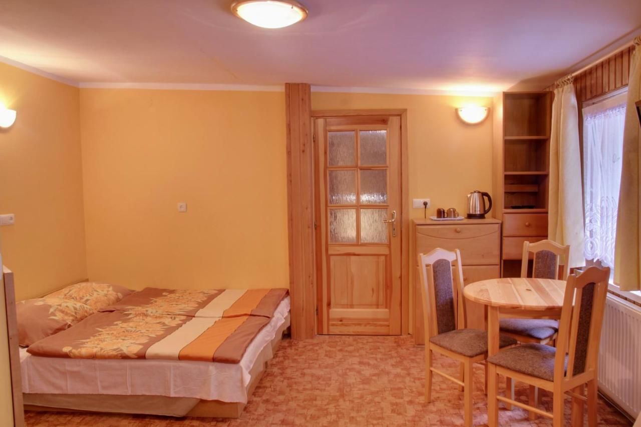 Отели типа «постель и завтрак» Hotelik pod Dębem Еленя-Гура - Ягнёнткув-6