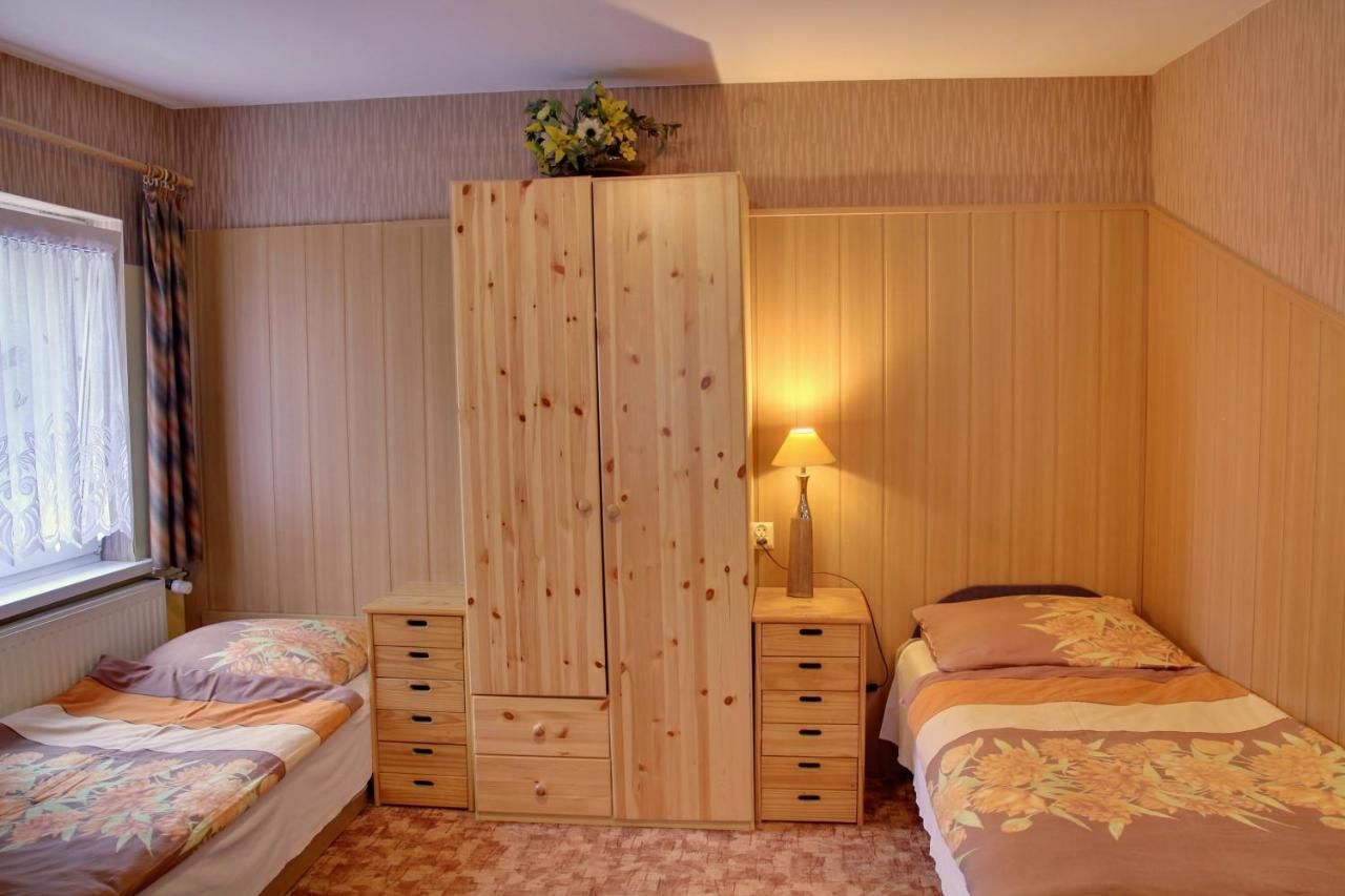 Отели типа «постель и завтрак» Hotelik pod Dębem Еленя-Гура - Ягнёнткув-10