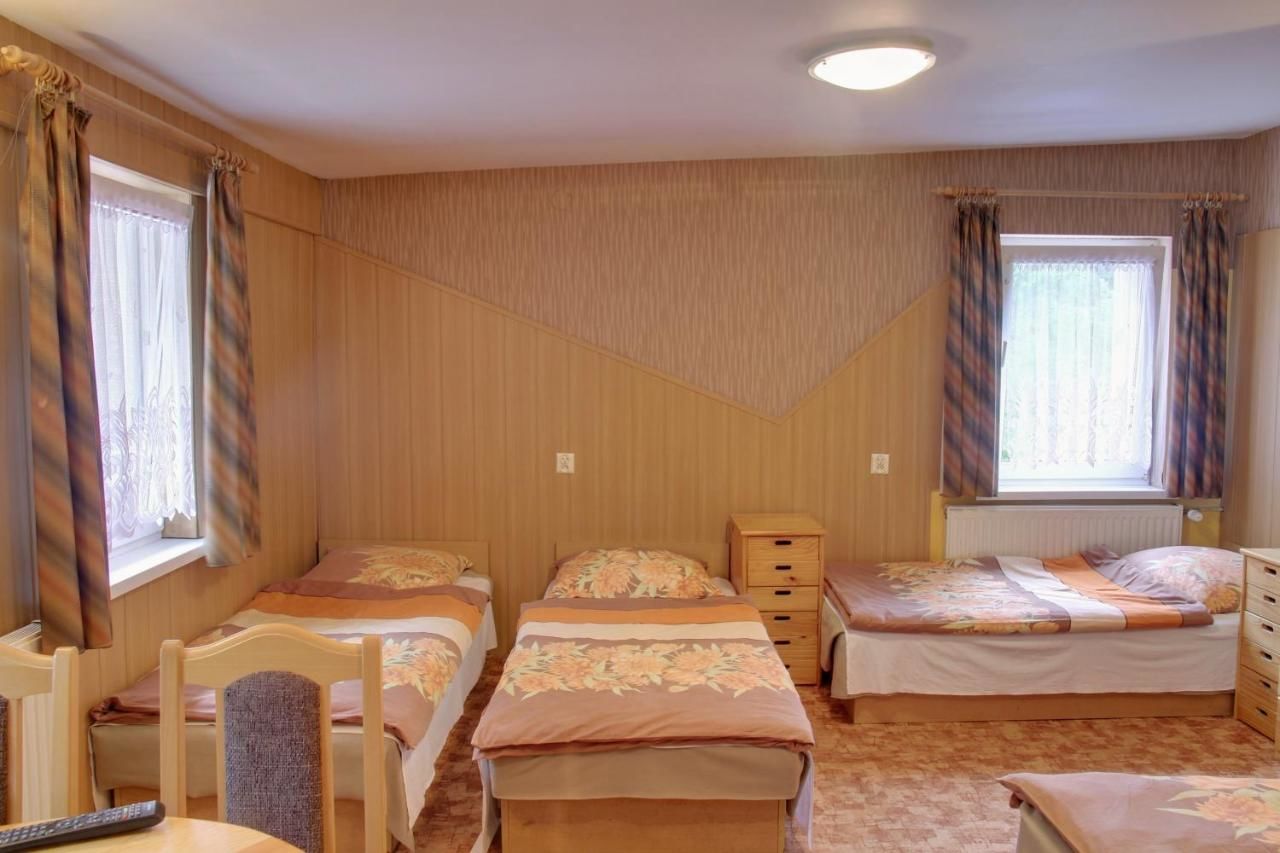 Отели типа «постель и завтрак» Hotelik pod Dębem Еленя-Гура - Ягнёнткув-11