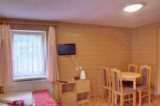Отели типа «постель и завтрак» Hotelik pod Dębem Еленя-Гура - Ягнёнткув Четырехместный номер-2