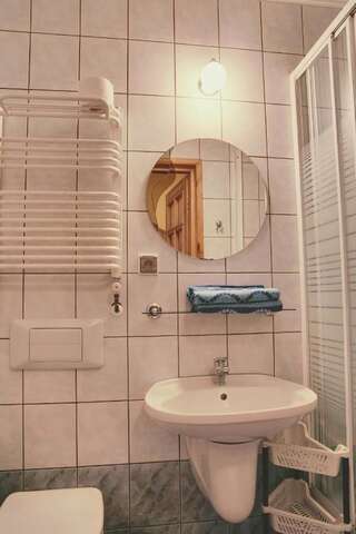 Отели типа «постель и завтрак» Hotelik pod Dębem Еленя-Гура - Ягнёнткув Небольшой двухместный номер с 1 кроватью-1
