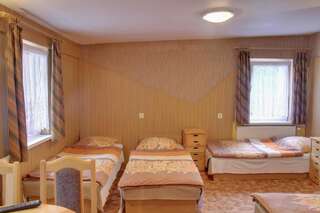 Отели типа «постель и завтрак» Hotelik pod Dębem Еленя-Гура - Ягнёнткув Четырехместный номер-4