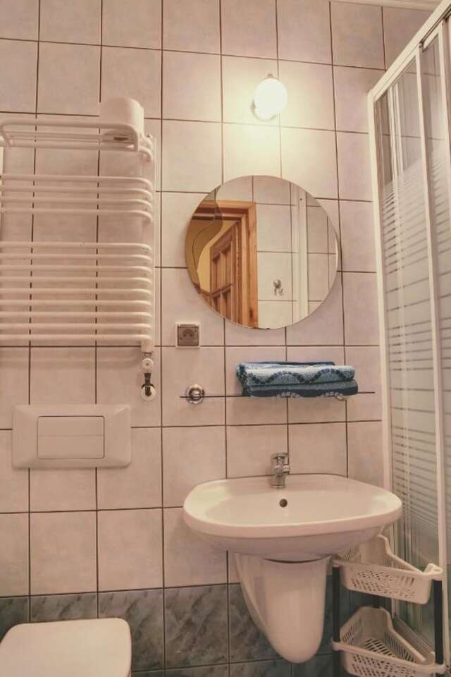 Отели типа «постель и завтрак» Hotelik pod Dębem Еленя-Гура - Ягнёнткув-20